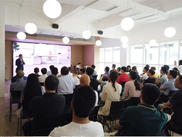 雅风办公家具团队风采新品发布01
